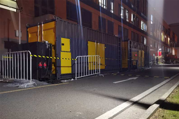 白马井镇柴油发电机组的输出电压是如何调节的？